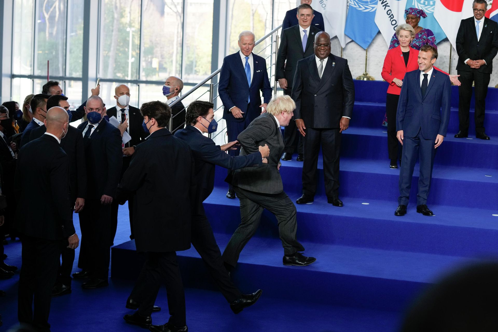 British Prime Minister Boris Johnson, center, is helped up the stage as he arrives late for the group photo if world leaders at the La Nuvola conference center for the G20 summit in Rome, Saturday, Oct. 30, 2021. British Prime Minister Boris Johnson, center, is helped up the stage as he arrives late for the group photo if world leaders at the La Nuvola conference center for the G20 summit in Rome, Saturday, Oct. 30, 2021. - Sputnik International, 1920, 30.10.2021