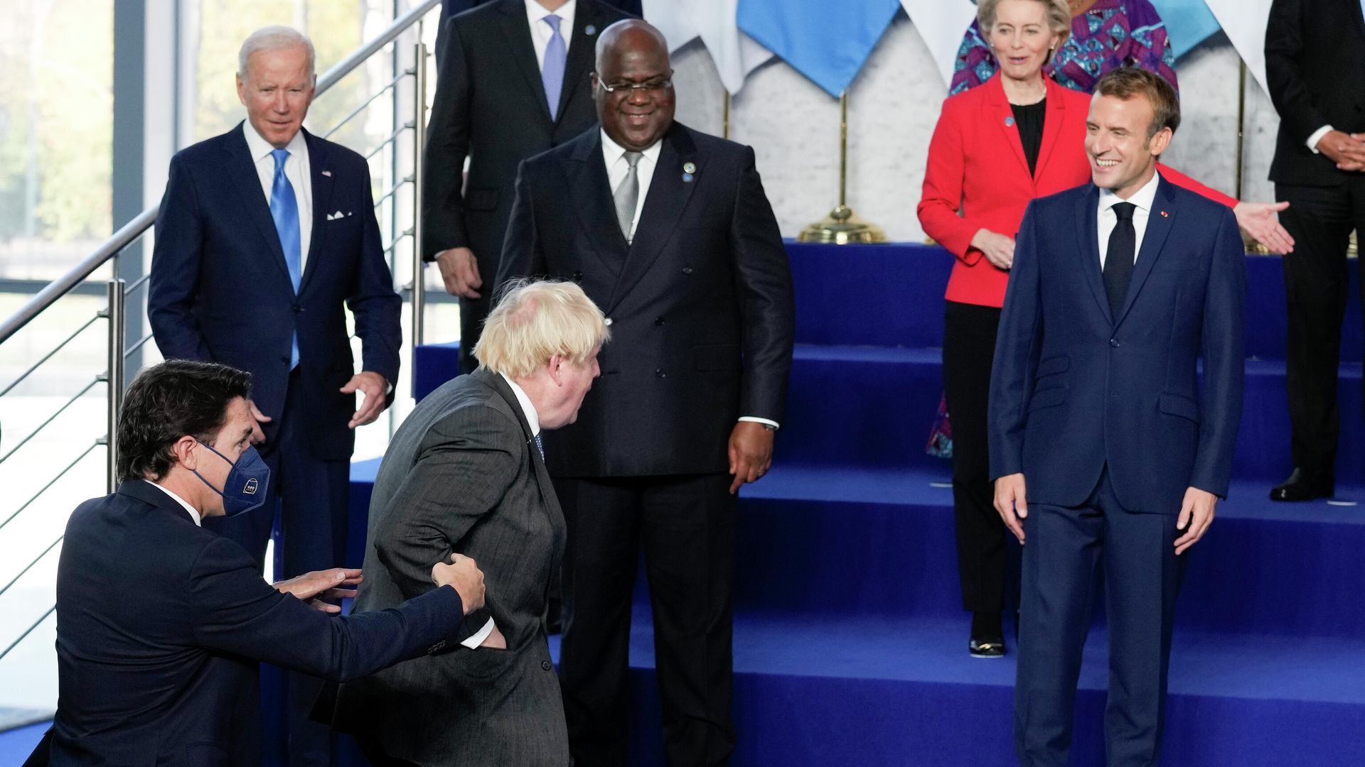French President Emmanuel Macron laughs as British Prime Minister Boris Johnson, center, is helped up the stage as he arrives late for the group photo of world leaders at the La Nuvola conference center for the G20 summit in Rome, Saturday, Oct. 30, 2021. French President Emmanuel Macron laughs as British Prime Minister Boris Johnson, center, is helped up the stage as he arrives late for the group photo of world leaders at the La Nuvola conference center for the G20 summit in Rome, Saturday, Oct. 30, 2021. - Sputnik International, 1920, 30.10.2021