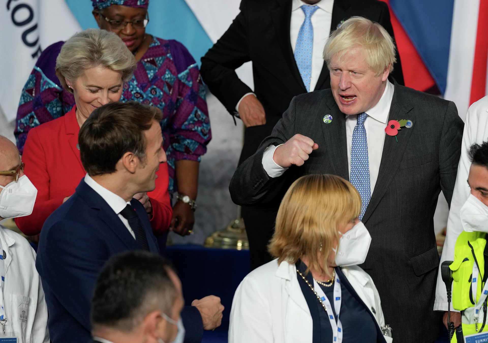 British Prime Minister Boris Johnson, center, pumps fists with French President Emmanuel Macron, left, during a group photo with medical personnel at the La Nuvola conference center for the G20 summit in Rome, Saturday, Oct. 30, 2021. British Prime Minister Boris Johnson, center, pumps fists with French President Emmanuel Macron, left, during a group photo with medical personnel at the La Nuvola conference center for the G20 summit in Rome, Saturday, Oct. 30, 2021. - Sputnik International, 1920, 30.10.2021