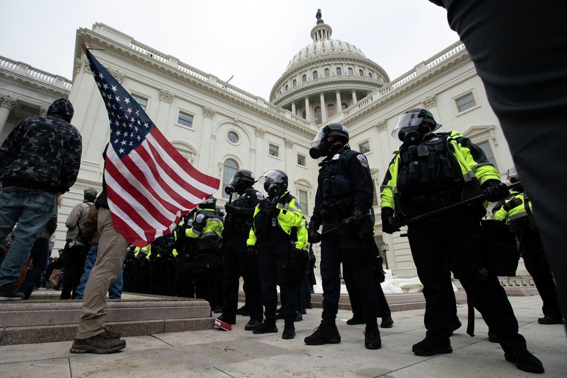 U.S. Capitol Police officers push back rioters who were trying to break into the U.S. Capitol on Jan. 6, 2021, in Washington. - Sputnik International, 1920, 10.06.2022