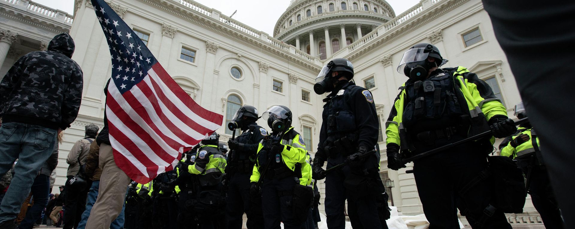 U.S. Capitol Police officers push back rioters who were trying to break into the U.S. Capitol on Jan. 6, 2021, in Washington. U.S. Capitol Police officers push back rioters who were trying to break into the U.S. Capitol on Jan. 6, 2021, in Washington. - Sputnik International, 1920, 27.12.2021