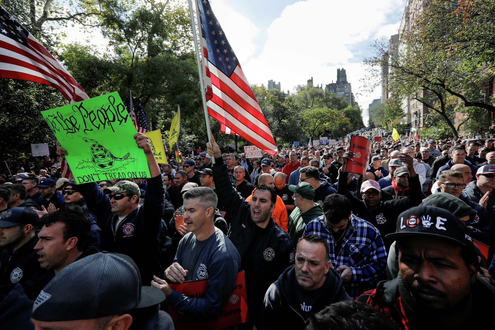 New York City Fire Department (FDNY) union members, municipal workers and others demonstrate during a protest against the city's COVID-19 vaccine mandates on Manhattan's Upper East Side in New York City, New York, U.S., October 28, 2021 - Sputnik International, 1920, 02.11.2021