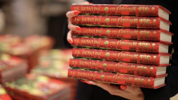 A shop worker poses with copies of The Christmas Pig, a children's book written by J. K. Rowling, at a Waterstones store in London, Britain, October 12, 2021. - Sputnik International