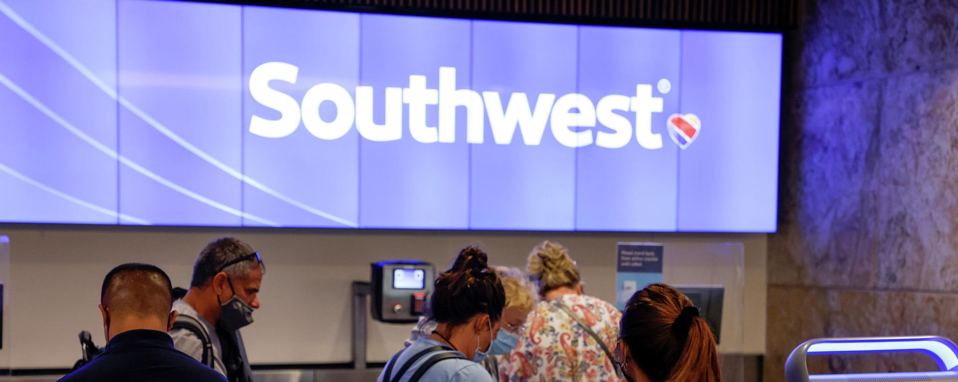 Passengers check in for a Southwest Airlines flight at Orlando International Airport in Orlando, Florida, U.S., October 11, 2021 Passengers check in for a Southwest Airlines flight at Orlando International Airport in Orlando, Florida, U.S., October 11, 2021 - Sputnik International, 1920, 31.10.2021