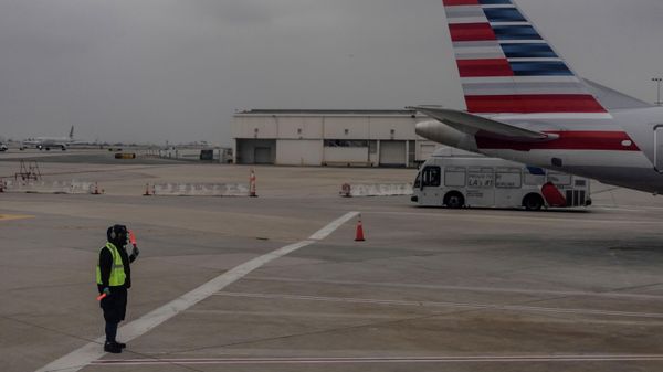 An American Airlines worker is seen at the Los Angeles international airport as more than 1,400 American Airlines flights over the weekend have been canceled due to staff shortages and unfavorable weather in Los Angeles, California, U.S., October 31, 2021. - Sputnik International