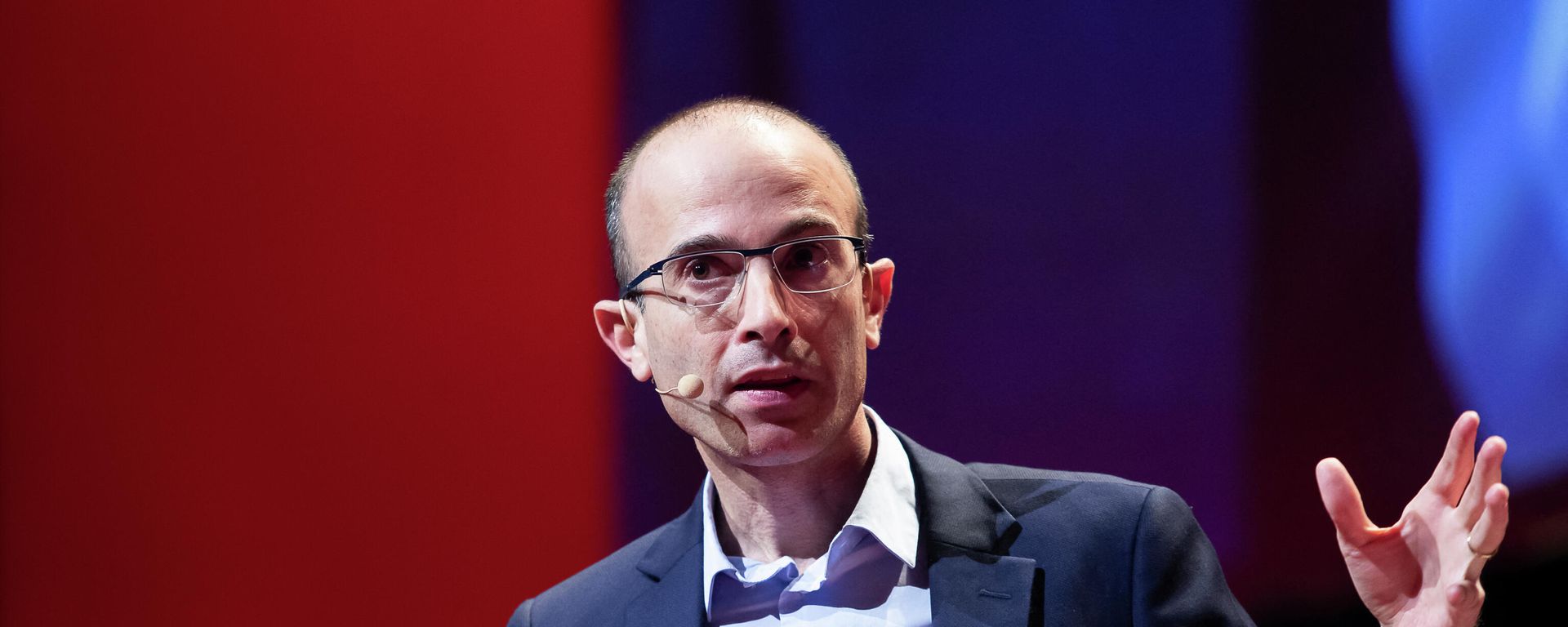 Israeli author, historian and professor Yuval Noah Harari addresses after received a 'Doctor Honoris Causa' from the VUB University before a reading in Antwerp, on January 27, 2020. Israeli author, historian and professor Yuval Noah Harari addresses after received a 'Doctor Honoris Causa' from the VUB University before a reading in Antwerp, on January 27, 2020. - Sputnik International, 1920, 01.11.2021