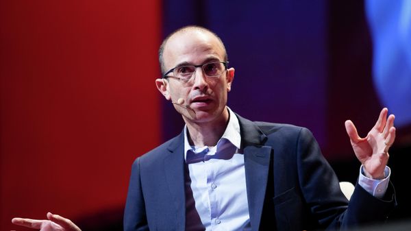 Israeli author, historian and professor Yuval Noah Harari addresses after received a 'Doctor Honoris Causa' from the VUB University before a reading in Antwerp, on January 27, 2020. - Sputnik International
