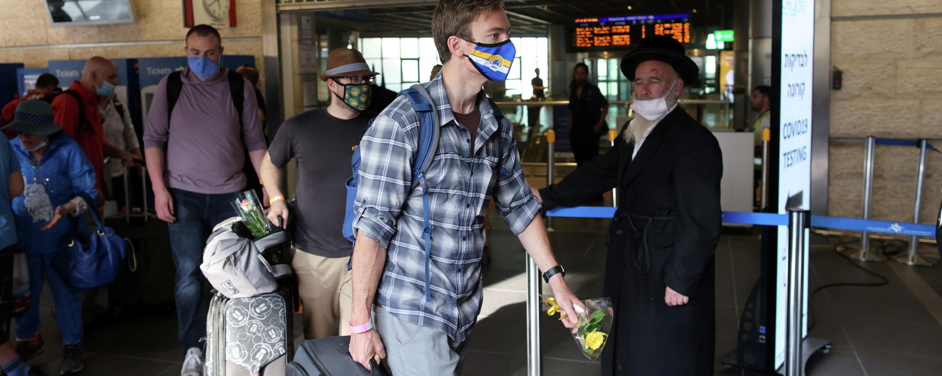 Tourists walk at the Ben Gurion International Airport after entering Israel by plane, as coronavirus disease (COVID-19) restrictions ease, in Lod, near Tel Aviv, Israel, May 27, 2021 Tourists walk at the Ben Gurion International Airport after entering Israel by plane, as coronavirus disease (COVID-19) restrictions ease, in Lod, near Tel Aviv, Israel, May 27, 2021 - Sputnik International, 1920, 01.11.2021