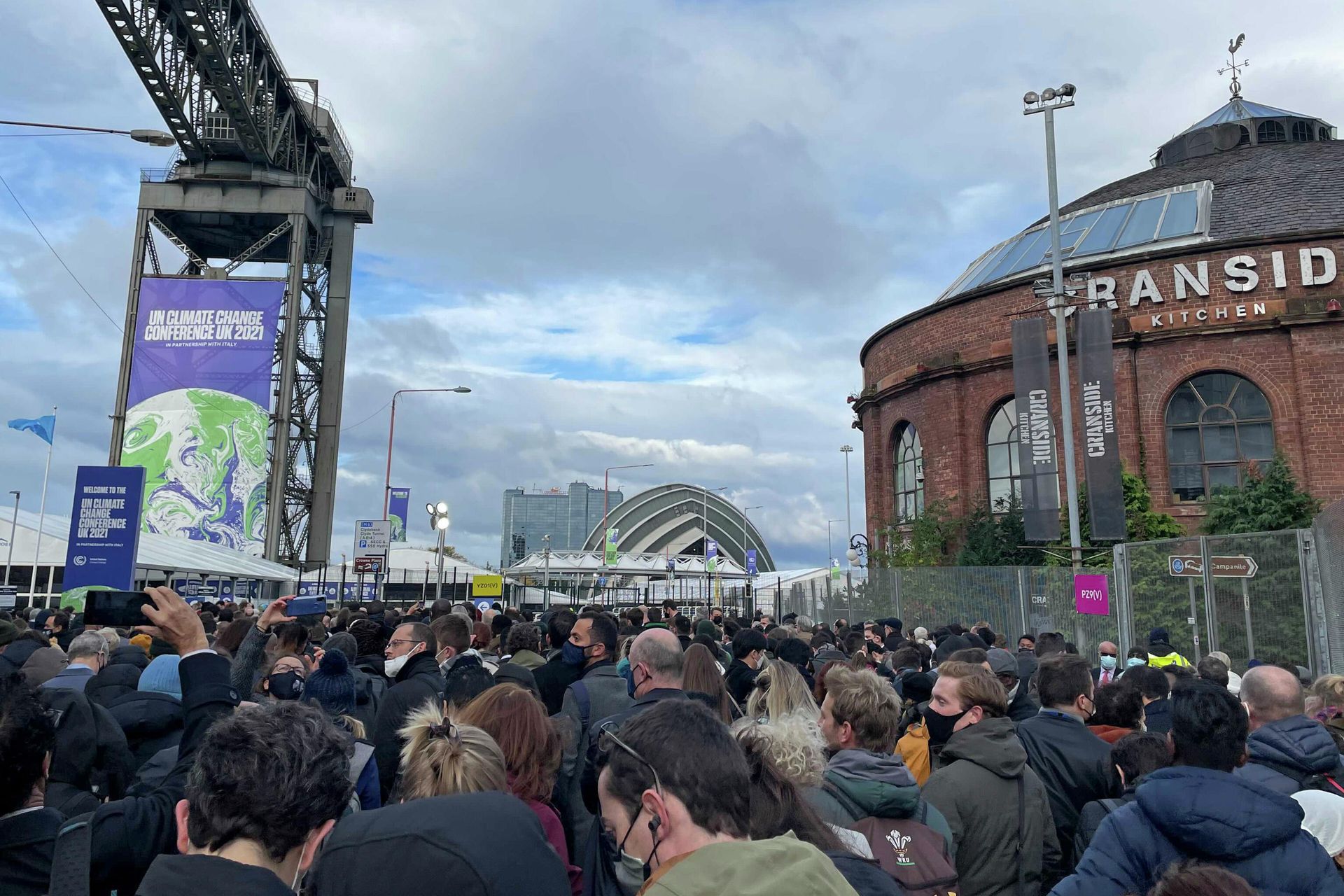 Masses of people queue as they arrive for the COP26 U.N. Climate Summit in Glasgow, Scotland, Monday, Nov. 1, 2021. Masses of people queue as they arrive for the COP26 U.N. Climate Summit in Glasgow, Scotland, Monday, Nov. 1, 2021. - Sputnik International, 1920, 01.11.2021