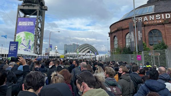 Masses of people queue as they arrive for the COP26 U.N. Climate Summit in Glasgow, Scotland, Monday, Nov. 1, 2021. - Sputnik International