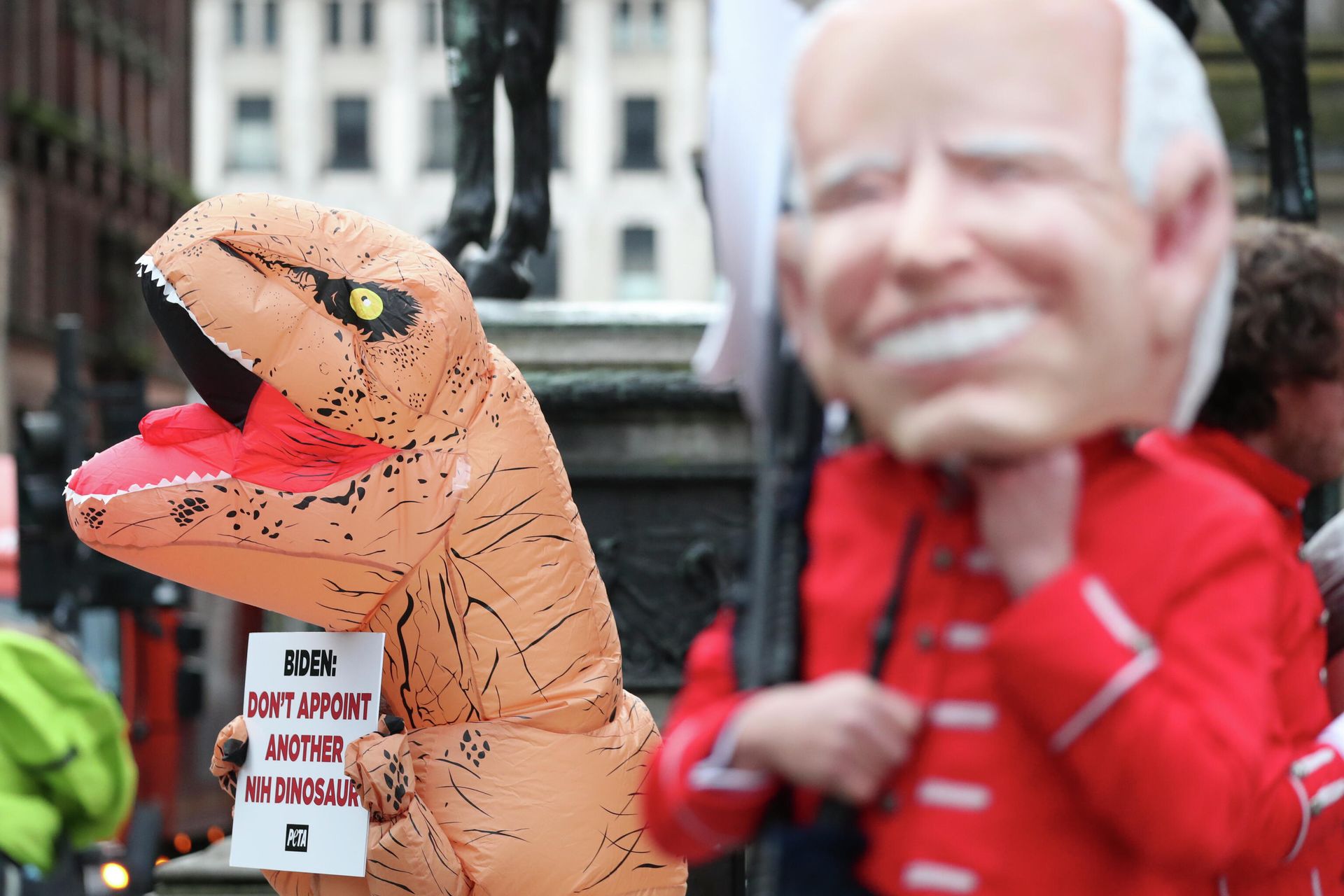 A protester from PETA gatecrashes a protest of the Oxfam 'Big Head' caricatures featuring US President Joe Biden protesting on the fringes of the COP26 U.N. Climate Summit in Glasgow, Scotland, Monday, Nov. 1, 2021. A protester from PETA gatecrashes a protest of the Oxfam 'Big Head' caricatures featuring US President Joe Biden protesting on the fringes of the COP26 U.N. Climate Summit in Glasgow, Scotland, Monday, Nov. 1, 2021. - Sputnik International, 1920, 01.11.2021