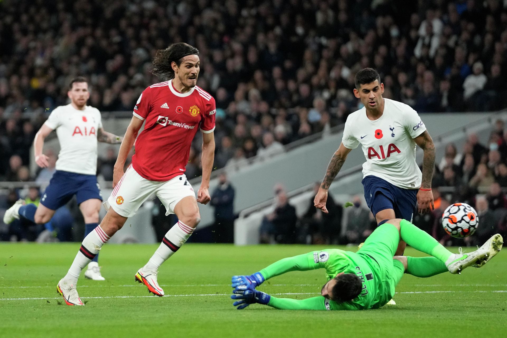 Manchester United's Edinson Cavani scores against Tottenham on Sunday Manchester United's Edinson Cavani scores against Tottenham on Sunday - Sputnik International, 1920, 01.11.2021