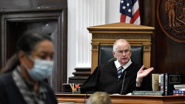 Judge Bruce E. Schroeder questions potential jurors to serve for Kyle Rittenhouse's trial at the Kenosha County Courthouse on November 01, 2021 in Kenosha, Wisconsin.  - Sputnik International