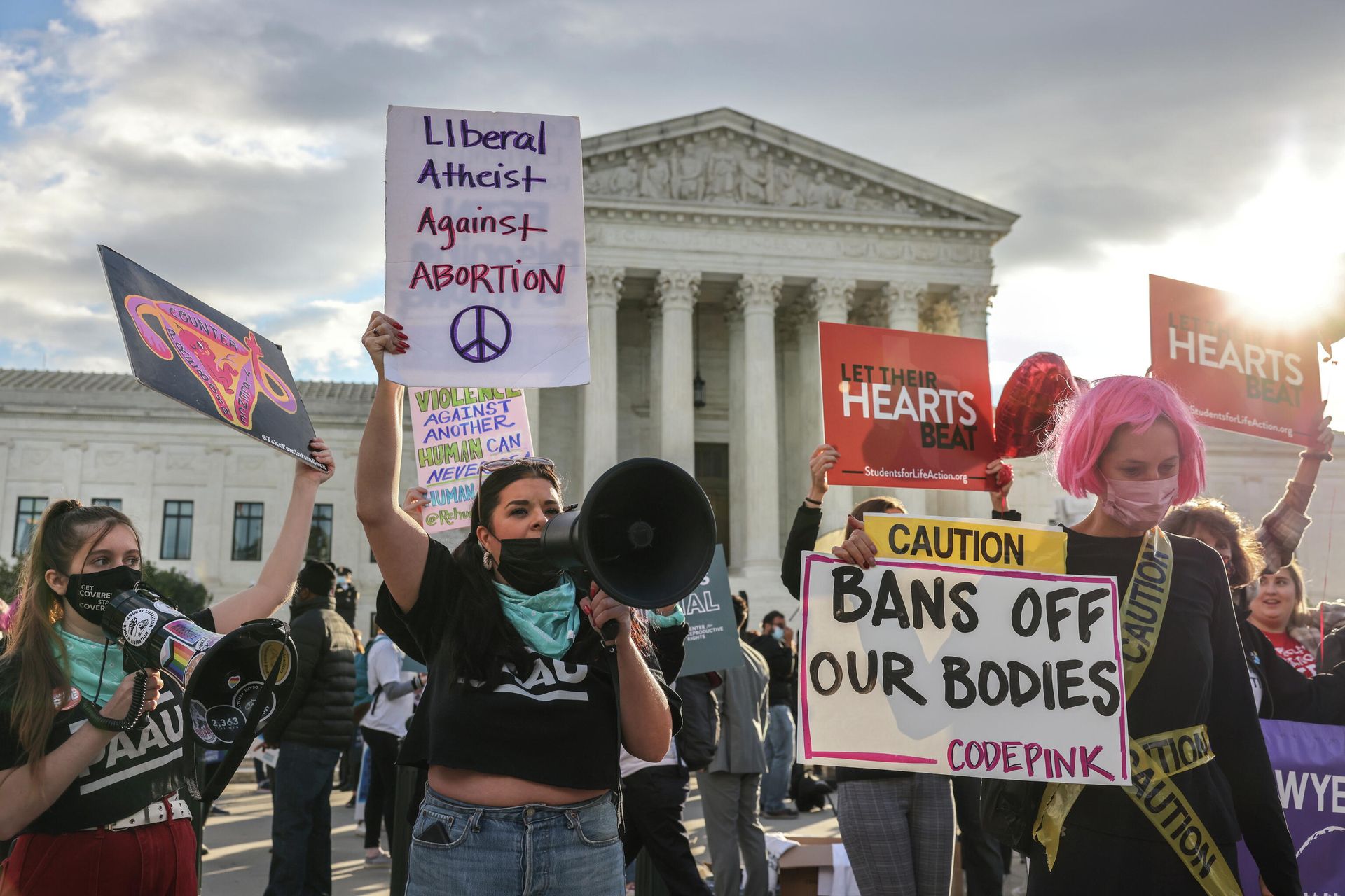 Pro-choice and anti-abortion both demonstrate outside the United States Supreme Court as the court hears arguments over a challenge to a Texas law that bans abortion after six weeks in Washington, U.S., November 1, 2021. Pro-choice and anti-abortion both demonstrate outside the United States Supreme Court as the court hears arguments over a challenge to a Texas law that bans abortion after six weeks in Washington, U.S., November 1, 2021. - Sputnik International, 1920, 01.12.2021