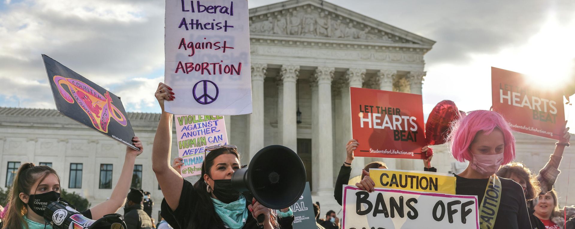Pro-choice and anti-abortion both demonstrate outside the United States Supreme Court as the court hears arguments over a challenge to a Texas law that bans abortion after six weeks in Washington, U.S., November 1, 2021. Pro-choice and anti-abortion both demonstrate outside the United States Supreme Court as the court hears arguments over a challenge to a Texas law that bans abortion after six weeks in Washington, U.S., November 1, 2021. - Sputnik International, 1920, 01.11.2021