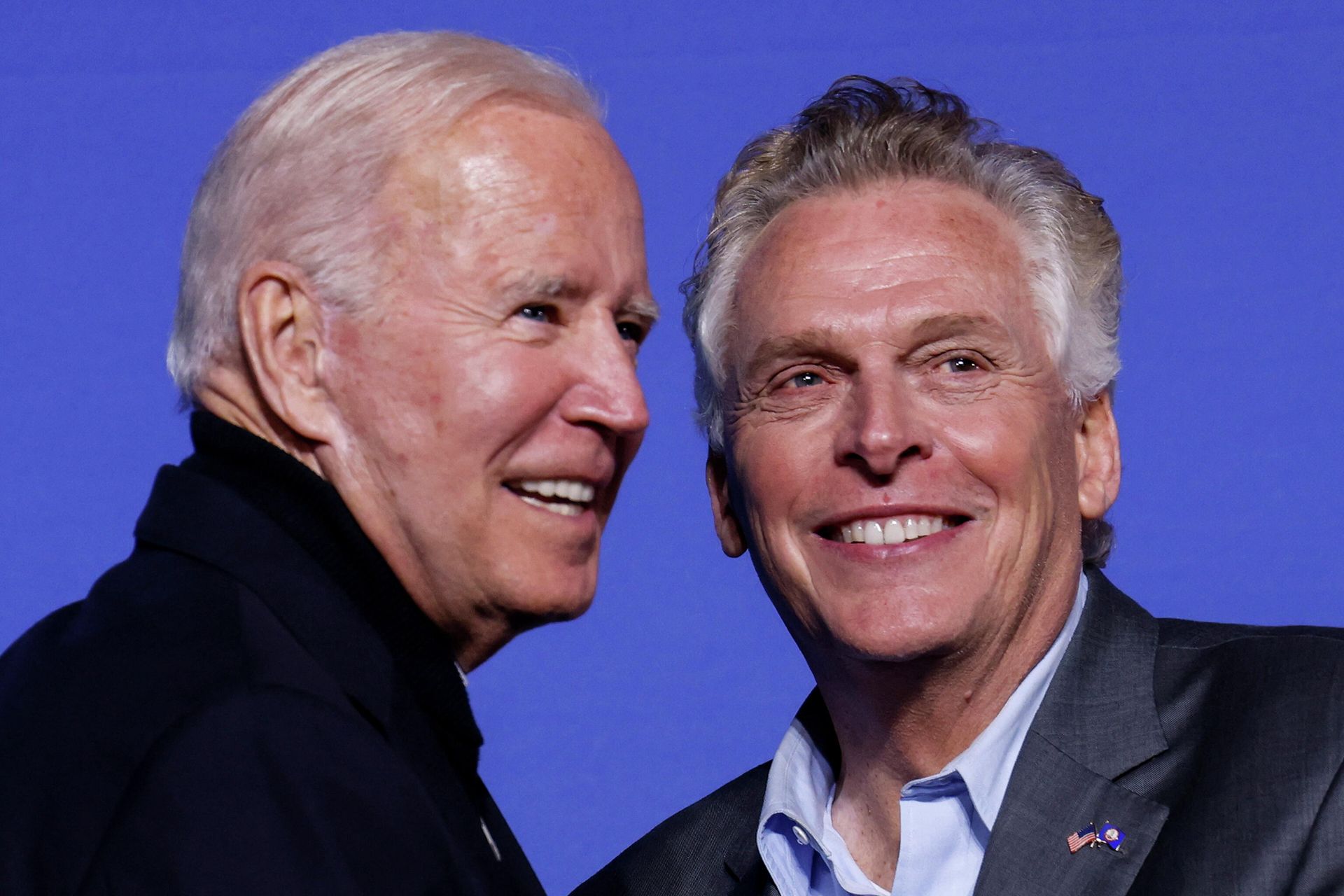 U.S. President Joe Biden and Democratic candidate for governor of Virginia Terry McAuliffe smile onstage at a rally in Arlington, Virginia, U.S. October 26, 2021.  - Sputnik International, 1920, 02.11.2021