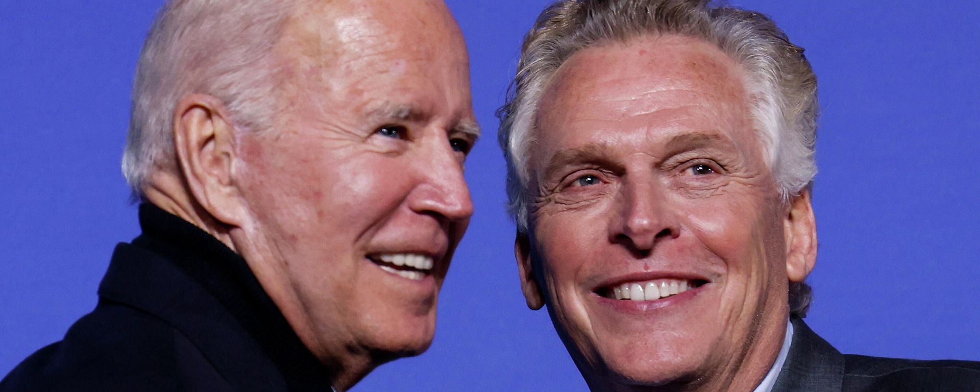 U.S. President Joe Biden and Democratic candidate for governor of Virginia Terry McAuliffe smile onstage at a rally in Arlington, Virginia, U.S. October 26, 2021.  - Sputnik International, 1920, 02.11.2021