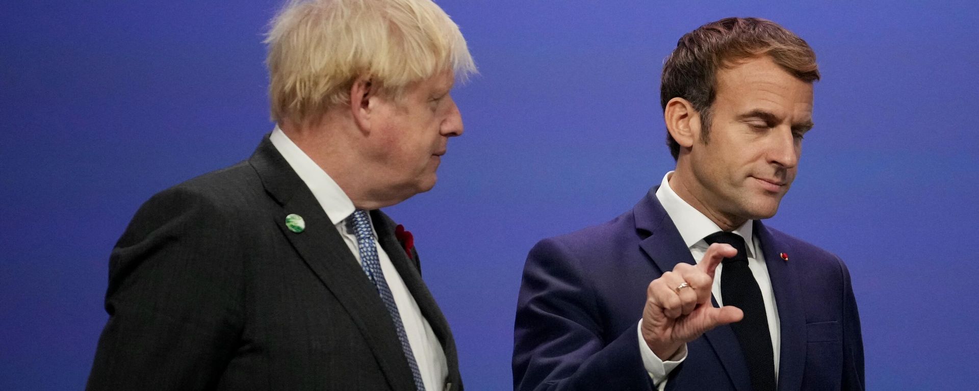 Britain's Prime Minister Boris Johnson greets French President Emmanuel Macron as he arrives to attend the COP26 UN Climate Change Conference in Glasgow, Scotland on November 1, 2021. - COP26, running from October 31 to November 12 in Glasgow will be the biggest climate conference since the 2015 Paris summit and is seen as crucial in setting worldwide emission targets to slow global warming, as well as firming up other key commitments. (Photo by Christopher Furlong / POOL / AFP) - Sputnik International, 1920, 27.06.2022