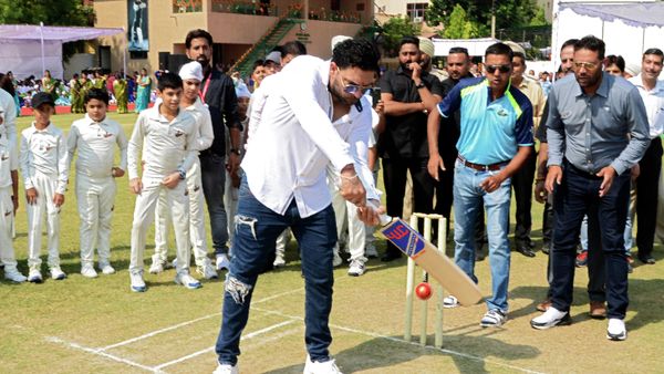Indian Cricketer Yuvraj Singh (C) plays a shot during opening of the Yuvraj Singh Center of Excellence - Cricket Academy at the Holy Heart school in Amritsar on October 11, 2019. (Photo by NARINDER NANU / AFP) Indian Cricketer Yuvraj Singh (C) plays a shot during opening of the Yuvraj Singh Center of Excellence - Cricket Academy at the Holy Heart school in Amritsar on October 11, 2019. (Photo by NARINDER NANU / AFP) - Sputnik International
