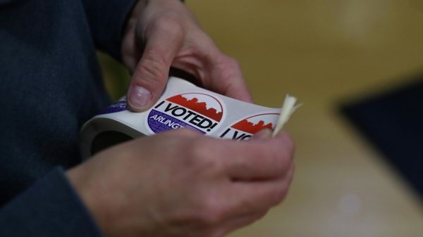 An Election Officer prepares I Voted! stickers for people who have finished voting at a polling place at Randolph Elementary School in Arlington, Virginia, U.S., November 2, 2021. - Sputnik International