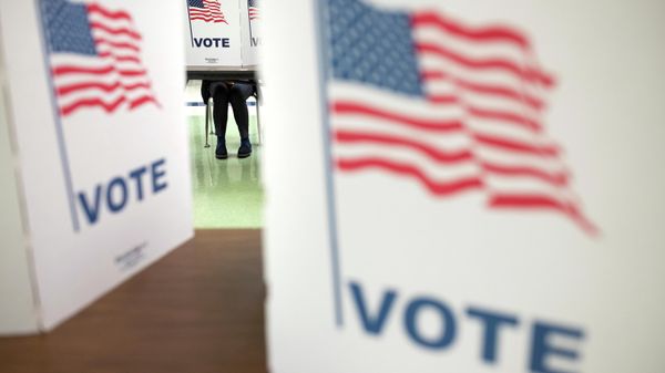 A voter fills a ballot during the Virginia Governor Race, at Spring Hill Elementary School in McLean, Virginia, U.S., November 2, 2021. - Sputnik International