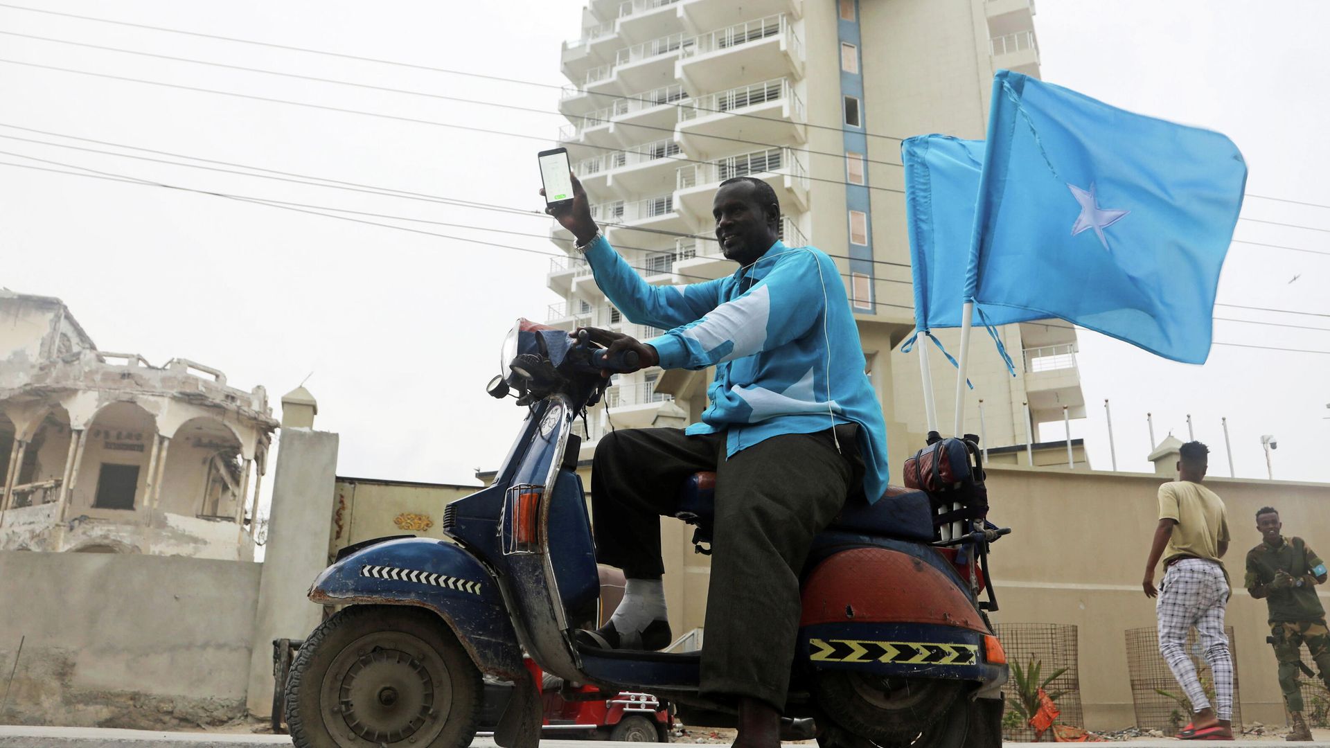 Abukar Ahmed celebrates the ruling by the International Court of Justice, largely in favour of Somalia in its dispute with Kenya, setting a sea boundary in part of the Indian Ocean in Mogadishu, Somalia October 12, 2021. Abukar Ahmed celebrates the ruling by the International Court of Justice, largely in favour of Somalia in its dispute with Kenya, setting a sea boundary in part of the Indian Ocean in Mogadishu, Somalia October 12, 2021. - Sputnik International, 1920, 02.11.2021