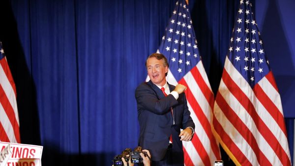 Virginia Republican gubernatorial nominee Glenn Youngkin takes the stage to react to election results during an election night party at a hotel in Chantilly, Virginia, U.S., November 3, 2021. REUTERS/Jonathan Ernst - Sputnik International
