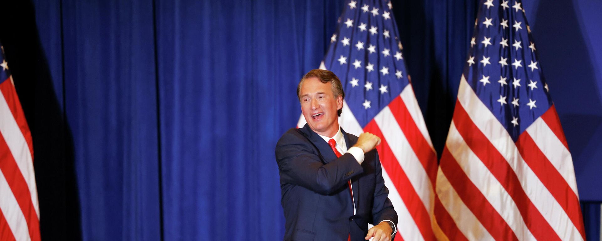 Virginia Republican gubernatorial nominee Glenn Youngkin takes the stage to react to election results during an election night party at a hotel in Chantilly, Virginia, U.S., November 3, 2021. REUTERS/Jonathan Ernst - Sputnik International, 1920, 03.11.2021