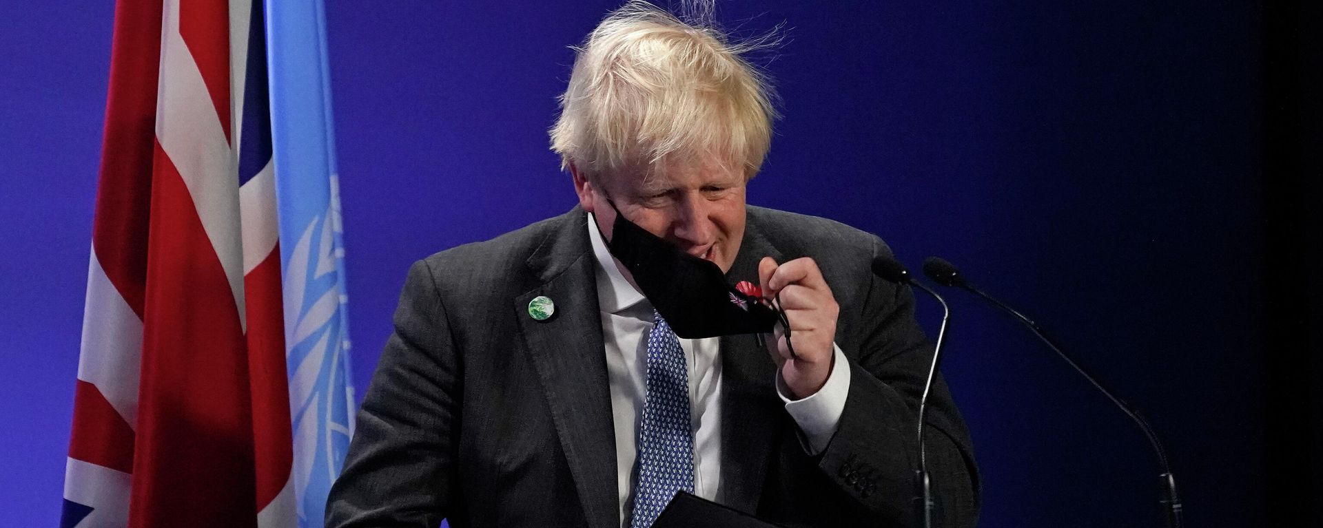 British Prime Minister Boris Johnson takes off his mask as he prepares to speak at the COP26 U.N. Climate Summit, in Glasgow, Scotland, Tuesday, Nov. 2, 2021 British Prime Minister Boris Johnson takes off his mask as he prepares to speak at the COP26 U.N. Climate Summit, in Glasgow, Scotland, Tuesday, Nov. 2, 2021 - Sputnik International, 1920, 03.11.2021
