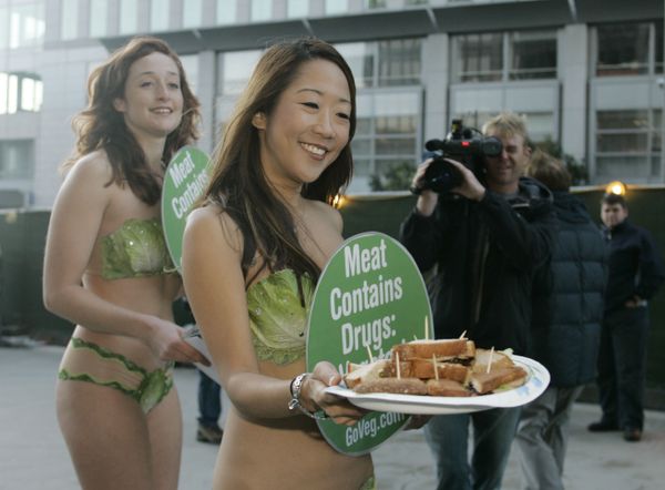PETA "Lettuce Ladies" Christine Cho, right, and Nicole Matthews, left, hand out faux-turkey sandwiches while waiting for American baseball star, Barry Bonds, to arrive at the Phillip Burton Federal Building for his first public appearance after his indictment on four counts of perjury and one charge of obstruction of justice in San Francisco on Friday, 7 December 2007. - Sputnik International