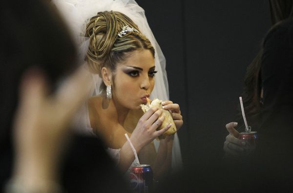 A model in a wedding gown eats a sandwich during her break at the 'Wedding Folies' fair in the Lebanese capital of Beirut on 4 February 2010. - Sputnik International