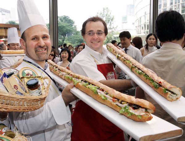 French chef Luc Doumenge (L) shows off a long baguette sandwich with his colleagues for a demonstration of the 12-metre sandwich to attract visitors for 'A Day of Aperitif' in Tokyo, Japan on 1 June 2006. - Sputnik International