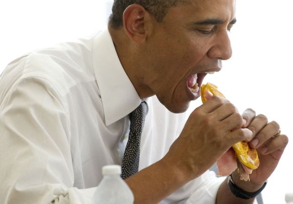 US President Barack Obama eats a 'medianoche' sandwich while lunching at Kasalta Bakery during a visit to San Juan, Puerto Rico on 14 June 2011. - Sputnik International