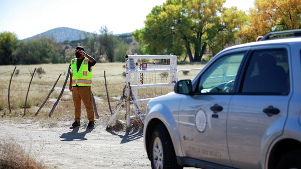 A security guard allows a compliance officer from the State of New Mexico onto the property of Bonanza Creek Ranch where on the film set of Rust Hollywood actor Alec Baldwin fatally shot cinematographer Halyna Hutchins and wounded a director when he discharged a prop gun on the movie set in Santa Fe, New Mexico, U.S., October 22, 2021 - Sputnik International