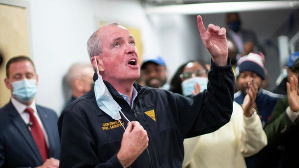 New Jersey Governor Phil Murphy speaks to volunteers as he meets with Newark Mayor Ras Baraka during the gubernatorial election in Newark, New Jersey, U.S., November 2, 2021. - Sputnik International
