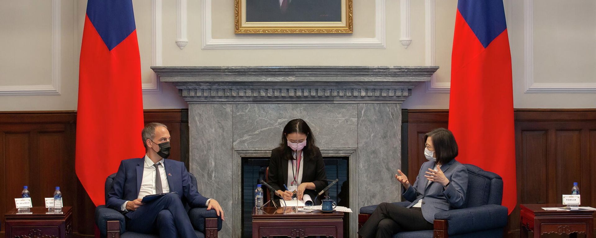 Taiwan's President Tsai Ing-wen and Raphael Glucksmann, head of the European Parliament's special committee on foreign interference, attend a meeting in Taipei, Taiwan, on 4 November 2021. Taiwan Presidential Office - Sputnik International, 1920, 04.11.2021