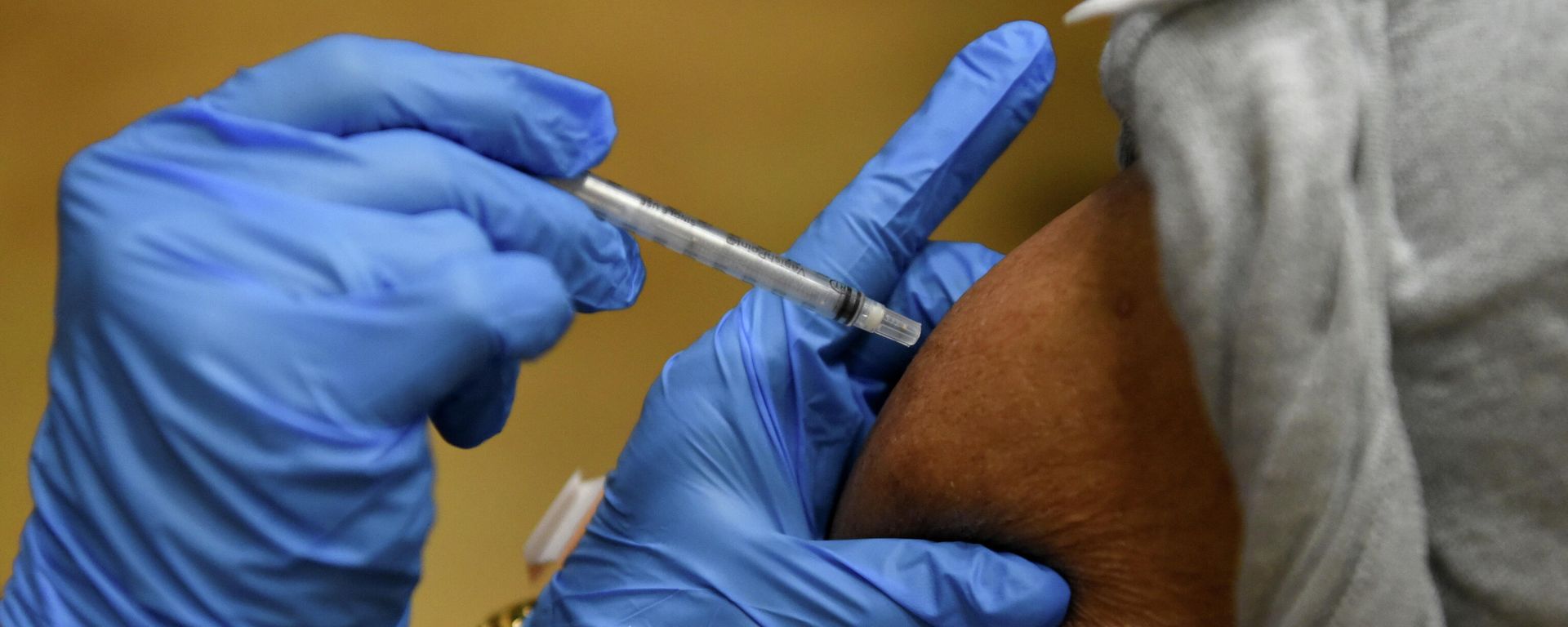 A person receives a vaccine for the coronavirus disease (COVID-19) following Republican Governor Greg Abbott's ban on COVID-19 vaccine mandates by any entity, including private employers, at Acres Home Multi-Service Center in Houston, Texas, U.S., October 13, 2021. A person receives a vaccine for the coronavirus disease (COVID-19) following Republican Governor Greg Abbott's ban on COVID-19 vaccine mandates by any entity, including private employers, at Acres Home Multi-Service Center in Houston, Texas, U.S., October 13, 2021. - Sputnik International, 1920, 04.11.2021