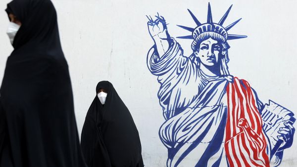 Demonstrators stand in front of a wall of the former U.S. embassy with anti-U.S. murals during the 42nd anniversary of the U.S. expulsion from Iran, in Tehran, Iran November 4, 2021. Majid Asgaripour/WANA (West Asia News Agency) via REUTERS  - Sputnik International
