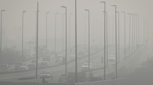 Traffic moves on a flyover on a smoggy morning in New Delhi, India, November 4, 2021. REUTERS/Adnan Abidi     TPX IMAGES OF THE DAY - Sputnik International