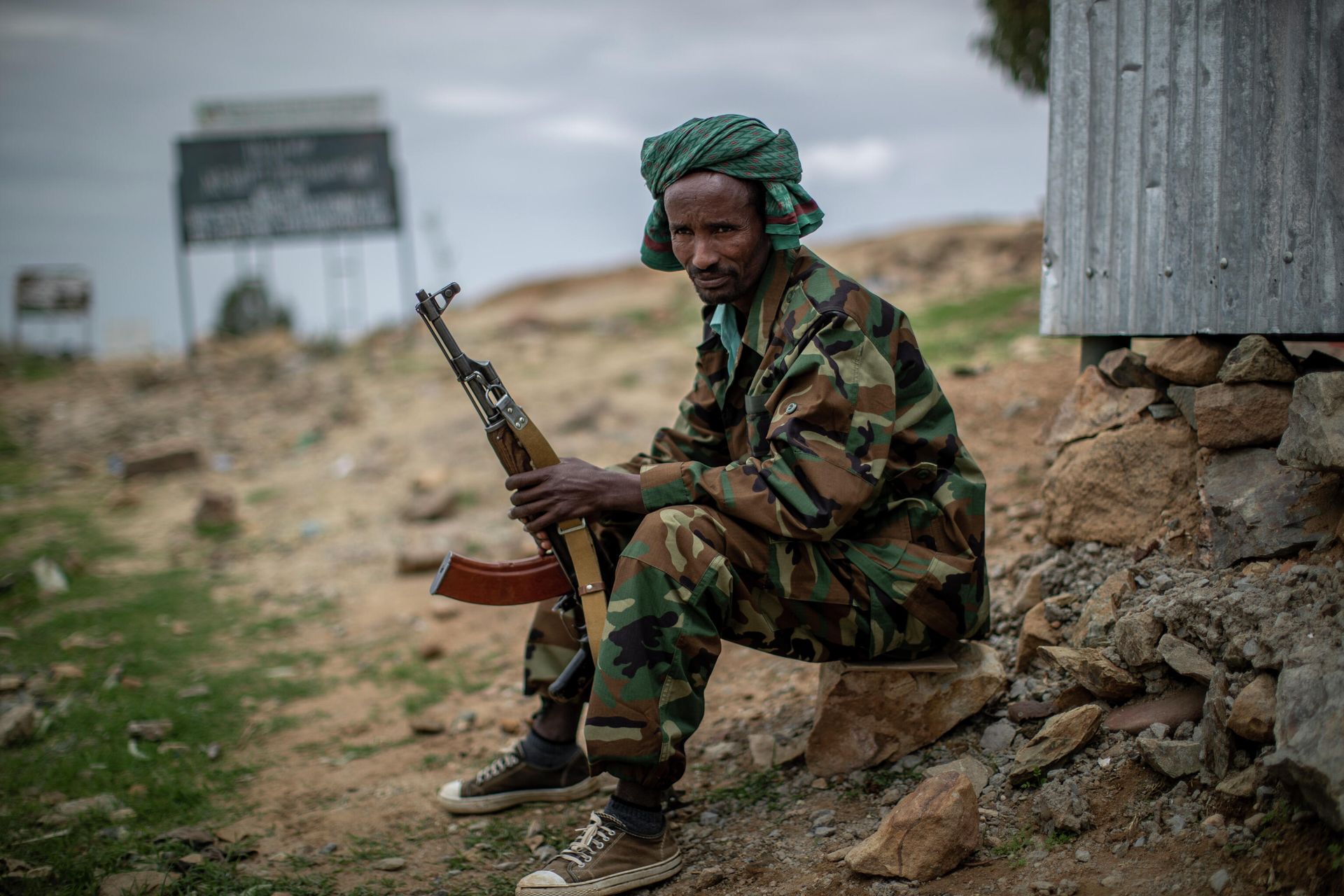 A fighter loyal to the Tigray People's Liberation Front (TPLF) mans a guard post in northern Ethiopia - Sputnik International, 1920, 24.08.2022