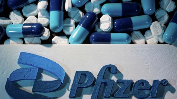 FILE PHOTO: A 3D printed Pfizer logo is placed near medicines from the same manufacturer in this illustration taken September 29, 2021. - Sputnik International