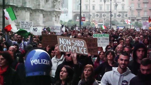 People demonstrate in front of the Duomo gothic cathedral against the 'Green Pass', as one of the most stringent anti-coronavirus measures in Europe went into effect, requiring all workers, from magistrates to maids, to show a health pass to get into their place of employment. in Milan, Italy, Saturday, Oct. 23, 2021. - Sputnik International