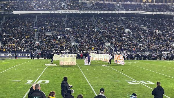 Northwestern University students calling to defund law enforcement during a football game - Sputnik International