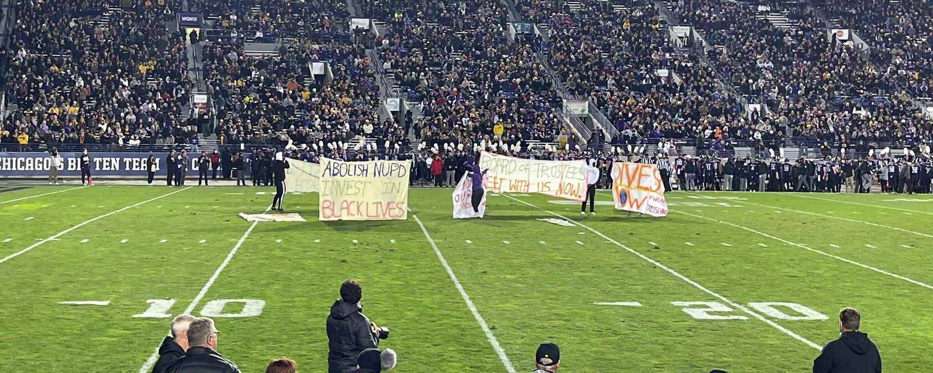 Northwestern University students calling to defund law enforcement during a football game - Sputnik International, 1920, 07.11.2021