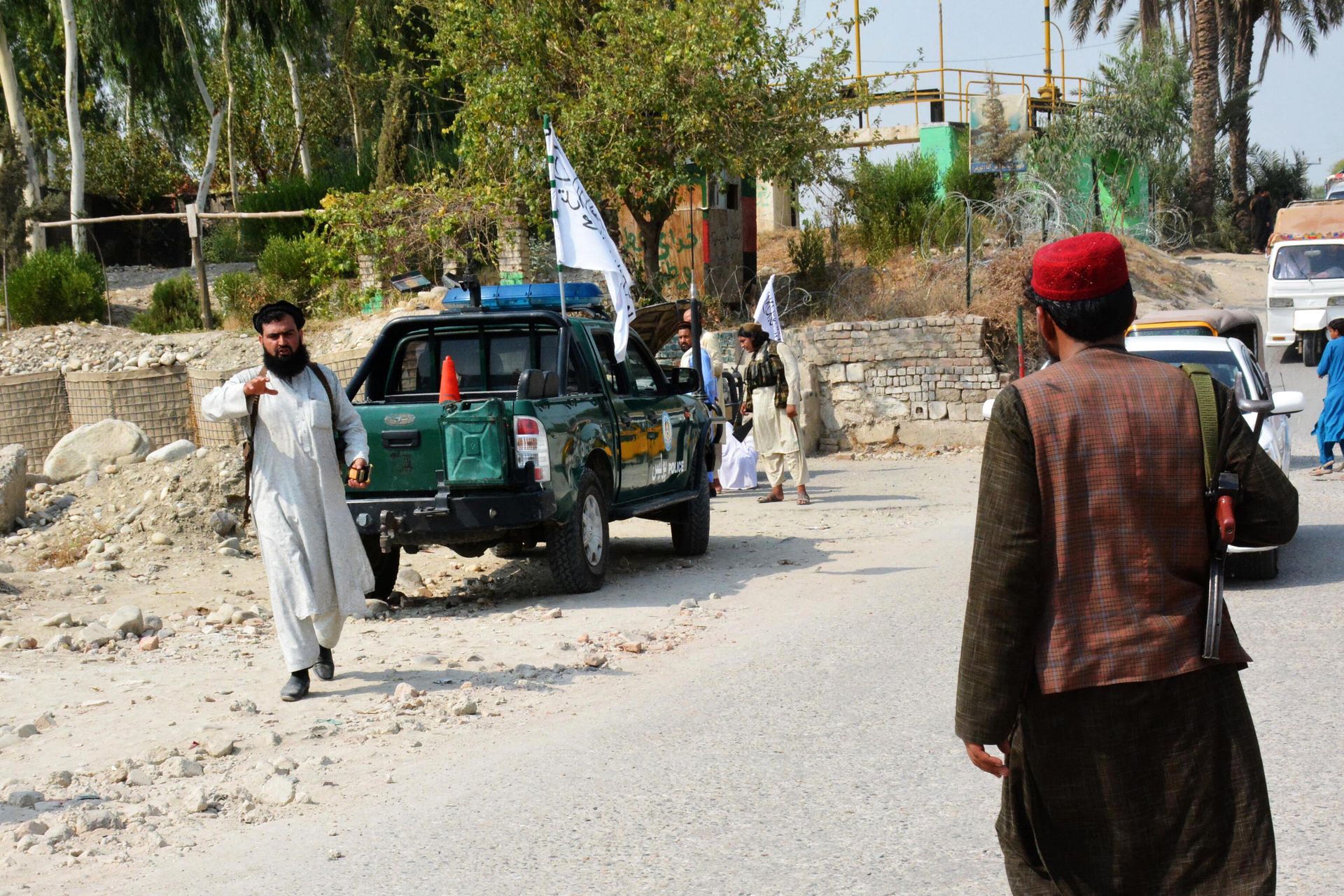 Taliban members inspect near the site of a blast in Jalalabad on September 18, 2021.  - Sputnik International, 1920, 22.12.2021