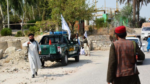 Taliban members inspect near the site of a blast in Jalalabad on September 18, 2021.  - Sputnik International
