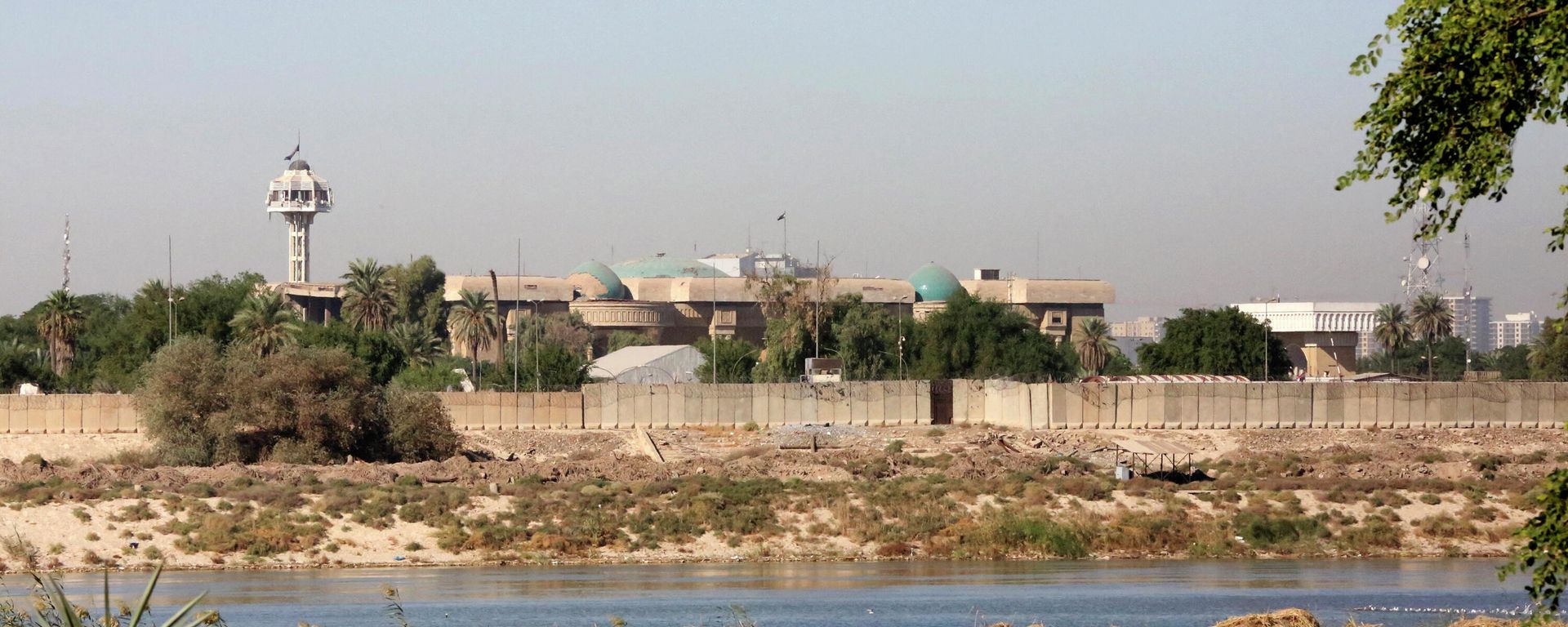 A picture taken on November 7, 2021 shows government buildings inside Baghdad's Green Zone across the Tigris River, following an overnight drone attack on the residence of Iraq's prime minister inside the zone A picture taken on November 7, 2021 shows government buildings inside Baghdad's Green Zone across the Tigris River, following an overnight drone attack on the residence of Iraq's prime minister inside the zone - Sputnik International, 1920, 07.11.2021