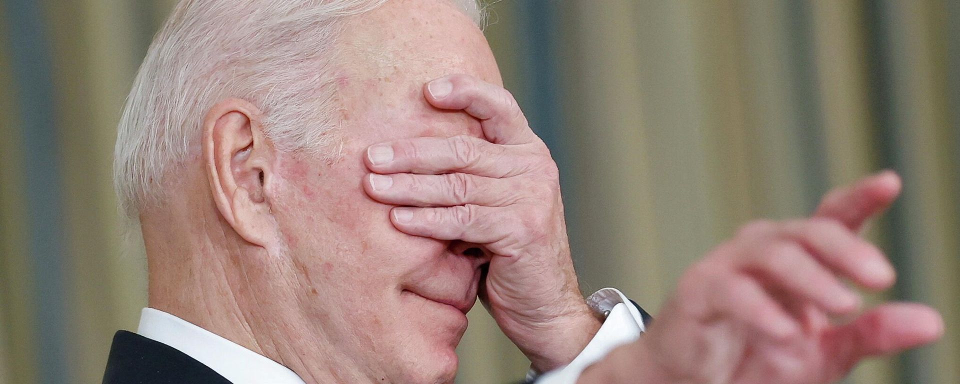 U.S. President Joe Biden gestures as he delivers remarks after late-night passage of a $1 trillion infrastructure bill to repair the nation's airports, roads and bridges, at the White House in Washington, D.C., U.S. November 6, 2021. - Sputnik International, 1920, 13.11.2021