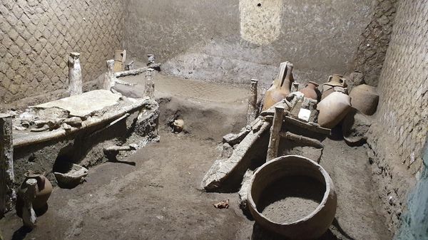 A slaves room at a Roman villa, containing beds, amphorae, ceramic pitchers and a chamber pot is discovered in a dig near the ancient Roman city of Pompeii, destroyed in 79 AD in volcanic eruption, Italy, 2021. - Sputnik International