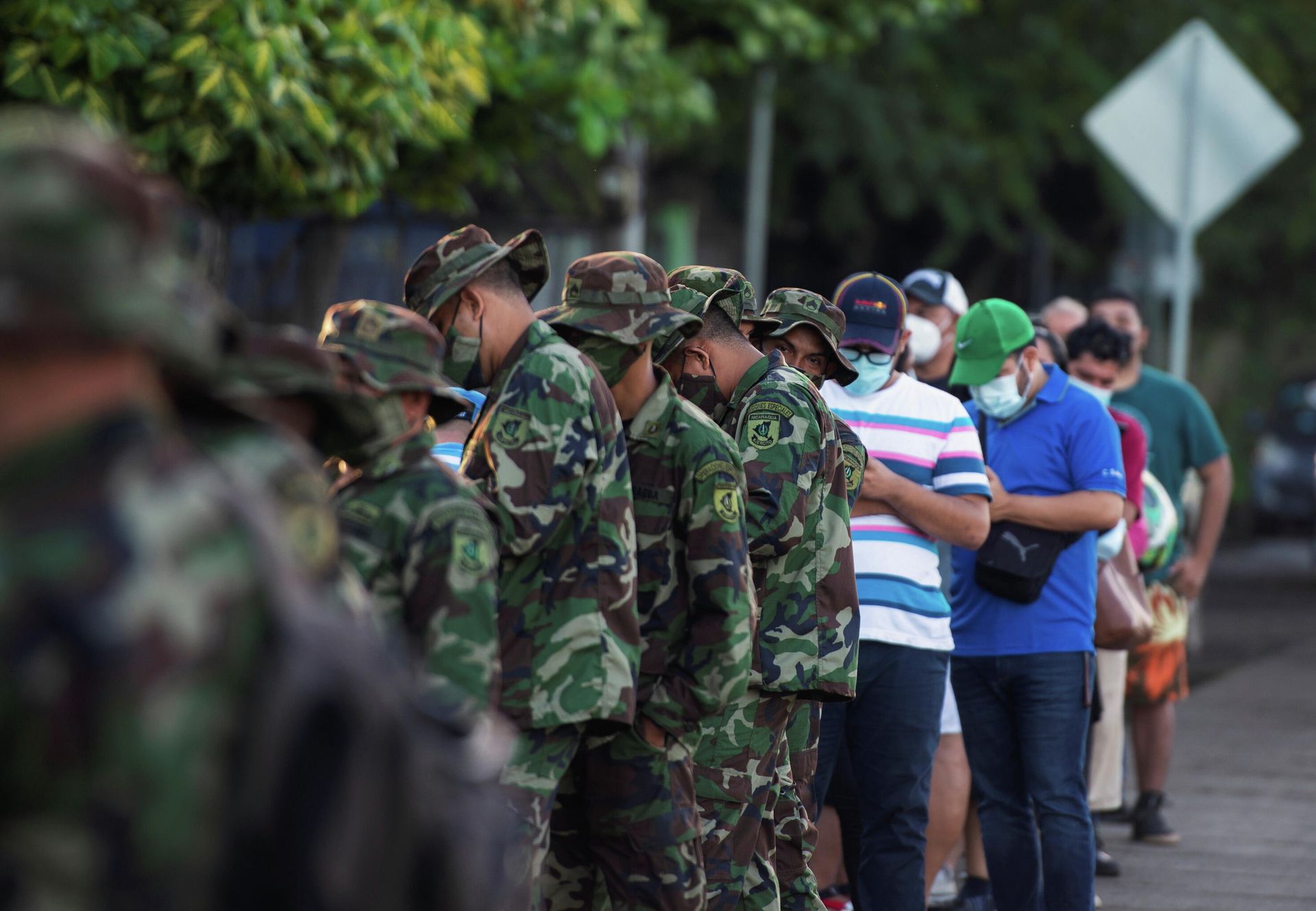Civilians and military personnel queue to enter a school used as a polling station to cast their vote during the country's presidential election in Managua, Nicaragua November 7, 2021 - Sputnik International, 1920, 20.11.2021
